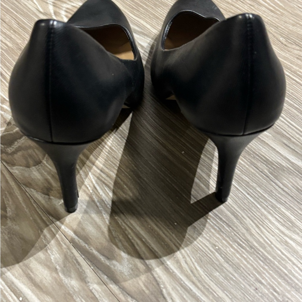 Kelly & Katie Elegant Black Heels - Picture 5 of 6